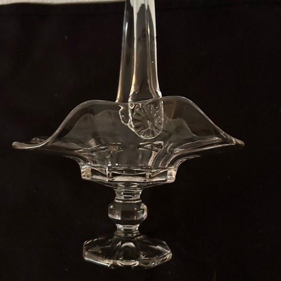 Sweet glass basket. 11”H x 9”L - Picture 4 of 11